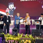 Menerima Penghargaan sebagai Panelis Debat Pasangan Calon Kepala Daerah di Kabupaten Sukabumi 10 nov 24